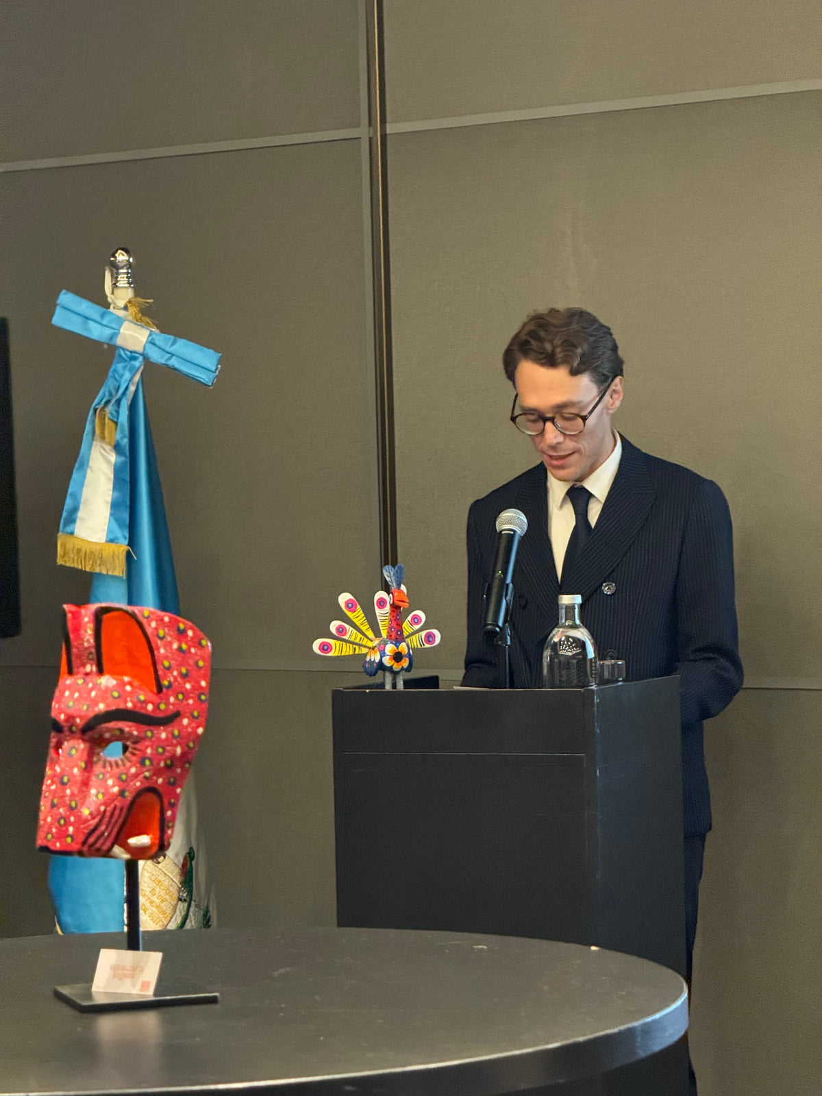 Entrega de un reconocimiento a la célebre cantautora guatemalteca Gaby Moreno en Barcelona